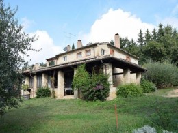 In the Marche region in the province of macerata, in the municipality of Civitanova high, ancient brick farmhouse, on two levels