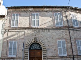 LUXURY BUILDING FOR SALE IN THE HISTORIC CENTER OF FERMO , residence in a historic building with original details of the 1700s, premium property for sale in the Marche