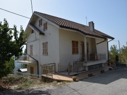 FARMHOUSE FOR SALE IN ITALY NEAR THE HISTORIC CENTER WITH FANTASTIC PANORAMIC VIEW Country house with garden for sale in Le Marche