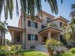 PRESTIGIOUS VILLA WITH GARDEN FOR SALE IN FERMO IN THE MARCHE , For sale exclusive property in the Marches in Italy , Prestigious seafront property for sale in the Marche region of Fermo, Italy